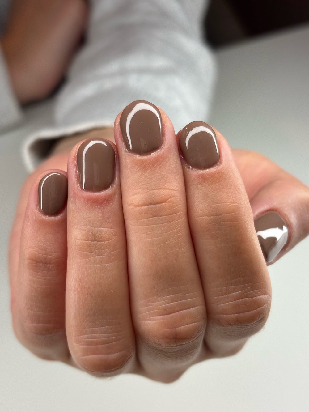 Bruine gellak op korte nagels