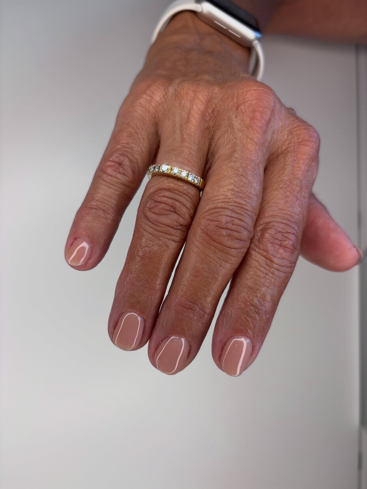 Elegante nude set met een subtiel detail